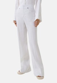Witte linnen broek met een wijde pijp, voorkruis zakken en subtiele zwarte hardware accenten, met een gladde, textuurafwerking.