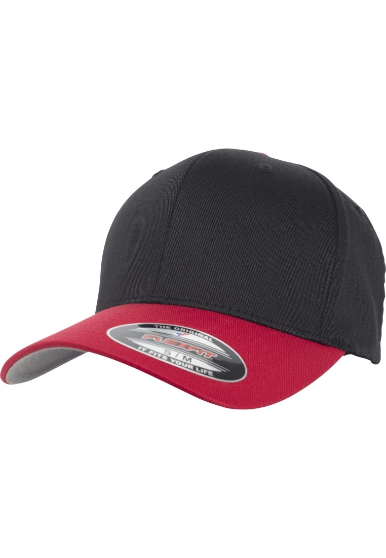 Zwarte baseballpet met een rode rand, met een gestructureerd ontwerp en een zichtbare logo-sticker aan de voorkant. Gemaakt van stofmateriaal.