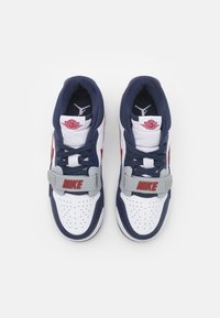 Jordan LEGACY - Matalavartiset tennarit - white/varsity red/midnight navy/wolf grey
