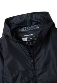 Giacca windbreaker per bambini di colore blu navy con zip, cappuccio e elastico ai polsini. Presenta un'etichetta con la taglia '6' e il nome del marchio 'essentials'.