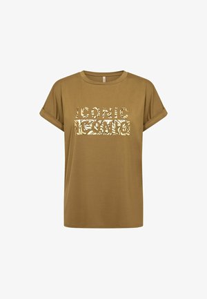 Hnedé tričko s krátkym rukávom s preloženými rukávmi a slovom „ICONIC“ vytlačeným dvakrát béžovým textom s kvetinovým vzorom na prednej strane.