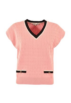 Pull sans manches en tricot torsadé rose avec col en V, bordures noires et blanches, et petites poches à la taille avec boutons dorés bordés de noir.