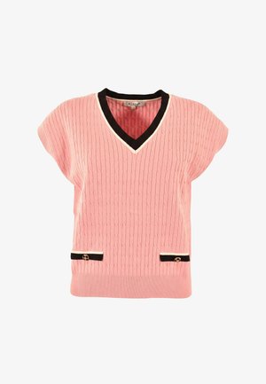 Maglione senza maniche rosa a trecce con scollo a V, rifiniture bianche e nere, e piccole tasche con bordo nero e bottoni dorati alla vita.