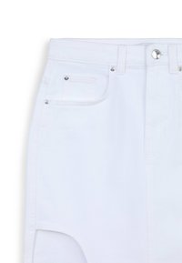 Shorts en denim blanc au design ajusté, dotés d'une poche avant, de quincaillerie en métal et de coutures visibles le long des coutures.