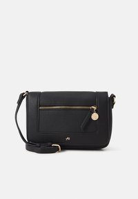 Czarna skórzana torba na ramię z przednią kieszenią na zamek, złotymi elementami, regulowanym paskiem i tłoczonym logo. Teksturowane wykończenie.