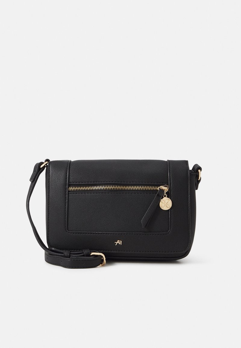 Czarna skórzana torba na ramię z przednią kieszenią na zamek, złotymi elementami, regulowanym paskiem i tłoczonym logo. Teksturowane wykończenie.