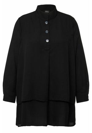 Blusa negra con mangas largas, cuello mandarín, cierre frontal de botones y diseño en capas, hecha de una tela ligera con una textura suave.