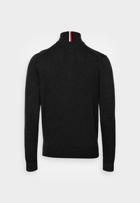 Sweater nero a pullover con colletto alto, accenti rossi e bianchi, polsini e fondo a coste, e una forma aderente. Texture liscia.