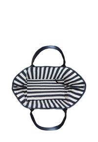 Sac fourre-tout en tissu rayé avec un extérieur en cuir bleu foncé, présentant un intérieur doublé avec des rayures noires et blanches alternées et une poche zippée.