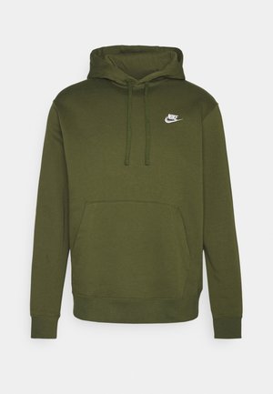 Olijfgroene Nike hoodie met trekkoorden, voorzak in kangoeroestijl en klein wit Nike-logo op de linkerborst.