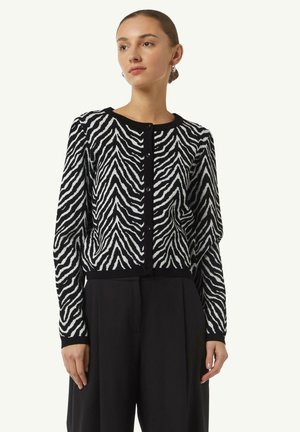 Schwarz-weiß gestreifte Strickjacke mit langen Ärmeln, rundem Ausschnitt und Knopfverschluss. Der Stoff wirkt weich und hat eine strukturierte Oberfläche.