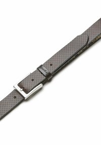 Brauner perforierter Leder-Gürtel mit einer silbernen rechteckigen Schnalle, die gleichmäßig verteilte Löcher und ein glattes Kantendesign aufweist.