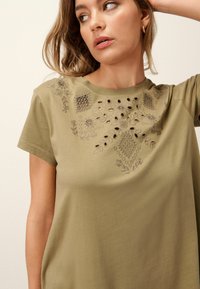 Next EMBROIDERED REGULAR FIT - Dzsörzéruha - khaki green
