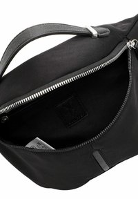 Černá kabelka s elegantním, hladkým textilním povrchem a stříbrným zipem. Uvnitř obsahuje kožený štítek a minimalistický design.