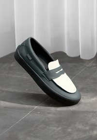 Vans SKATE LOAFER UNISEX - Baskets basses - dark forest