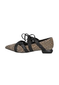 Zapato plano con estampado de leopardo, con correas de cuero negro y diseño de punta. Cuenta con un pequeño tacón en bloque y un material superior texturizado.