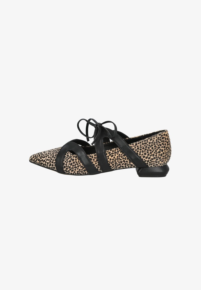 Zapato plano con estampado de leopardo, con correas de cuero negro y diseño de punta. Cuenta con un pequeño tacón en bloque y un material superior texturizado.
