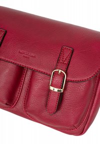 Borsa a mano in pelle rossa con dettagli in oro, dotata di due tasche frontali e superficie testurizzata. Logo "HEXAGONA PARIS" in rilievo.