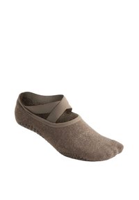 Smeđe slip-on čarape s teksturiranim materijalom, elastičnom trakicom u obliku križa i točkicama za prianjanje na potplatu. Glatka završna obrada i lagani dizajn.