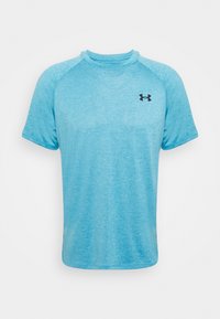 Ljusblå atletisk t-shirt med korta ärmar, raglanskärning och svart logodetalj på vänster bröst. Mjuk, strukturerad tyg.