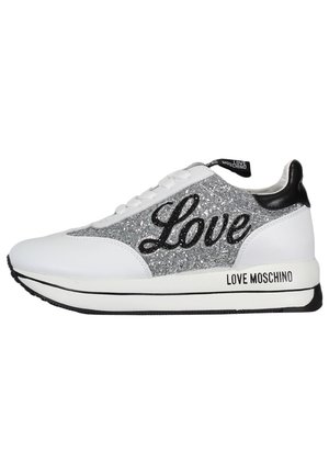 Sneakers bianchi con un lato glitterato argento che presenta la scritta "Love" in testo nero. Inserti neri sul tallone e un logo sulla suola.