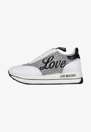 Sneakers bianchi con un lato glitterato argento che presenta la scritta "Love" in testo nero. Inserti neri sul tallone e un logo sulla suola.