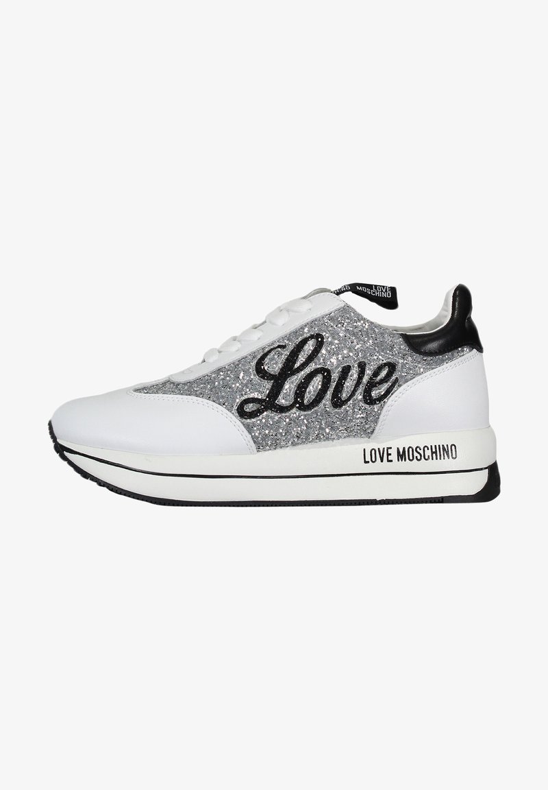 Sneakers bianchi con un lato glitterato argento che presenta la scritta "Love" in testo nero. Inserti neri sul tallone e un logo sulla suola.