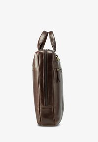 Bolso de cuero marrón con un diseño elegante, que cuenta con un bolsillo con cremallera, asas dobles y una textura suave. Dimensiones adecuadas para un portátil.