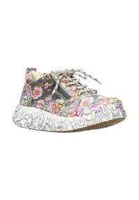 Baskets à motif floral avec un dessus en tissu doux dans des nuances de rose et de vert ; elles présentent une semelle texturée blanche et des accents décoratifs de lacets et de fermetures éclair.