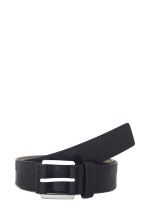 Ceinture en cuir noir avec logo embossé, boucle rectangulaire en argent et finition lisse. Présente un design élancé et des coutures le long des bords.