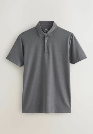 Polo gris en coupe muscle fit, fabriqué en tissu doux. Doté d'un col, d'une patte de boutonnage à trois boutons et de manches courtes.