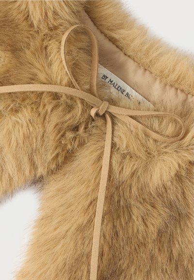 Γνήσιο γιακά από ψεύτικη γούνα σε μπεζ απόχρωση με απαλό, υφασμάτινο φινίρισμα. Διαθέτει δετό κορδόνι από ανοιχτό καφέ σουέντ και ετικέτα που γράφει "By Malene Birger".