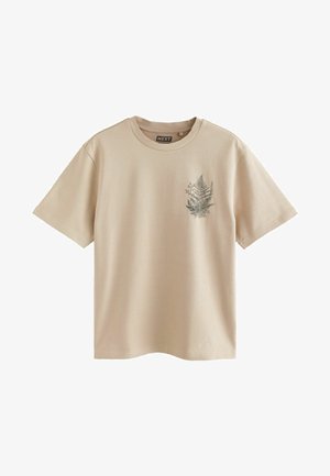 Beige pamut póló rövid ujjal és kerek nyakkal, bal mellen zöld páfrány grafika hímzéssel.