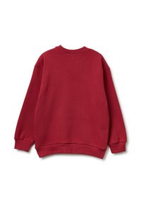 Sudadera roja con cuello redondo, mangas largas y puños acanalados. Tejido suave con un corte holgado y un dobladillo trasero ligeramente más largo.