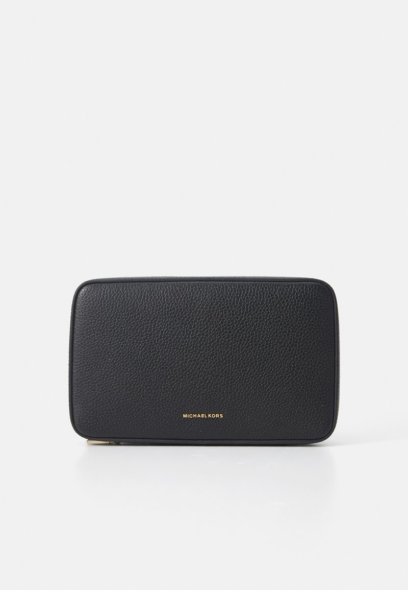 Portefeuille en cuir noir avec une texture en relief, de forme rectangulaire, détail en logo doré et fermeture éclair le long du bord supérieur.