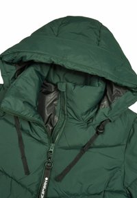 Grøn pufferjakke med opretstående krave, lynlås lukning, justerbare stropper, vandret syninger og en blank foring.