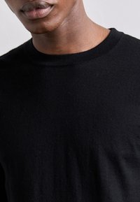 KNITID CREW NECK TEE - Pamata T-krekls - sleek black