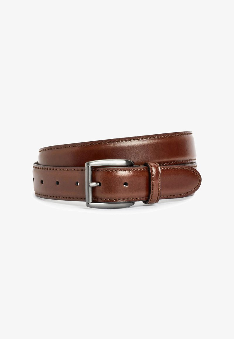 Ceinture en cuir marron avec une texture lisse, mettant en avant une boucle en métal argenté et plusieurs trous pour l'ajustement. Les bords cousus sont visibles.