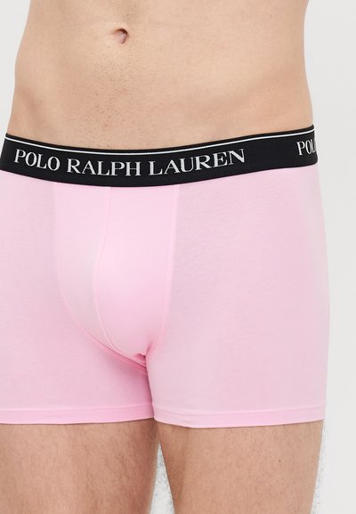 Ružové bavlnené boxerky s čiernym pásom ozdobeným logom "POLO RALPH LAUREN". Hladká textúra, priliehavý strih a dĺžka po stred stehen.