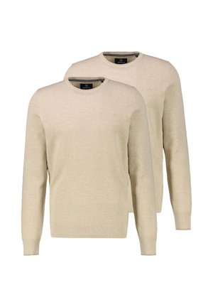 Kaksi beigeä, pitkähihainen pyöreäkauluksinen villapaitaa, joissa on resorit hihansuissa ja helmassa, esillä päällekkäin valkoisella taustalla.