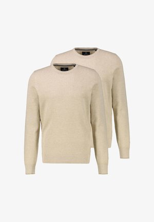 Zwei beige Langarm-Rundhalspullover mit gerippten Bündchen und Saum, überlappend auf weißem Hintergrund dargestellt.