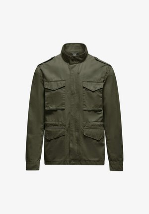 Giacca verde oliva con colletto alto, chiusura frontale con zip, due grandi tasche sul petto e tasche inferiori aggiuntive. Realizzata in un tessuto liscio e resistente.