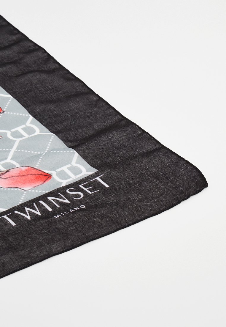 Czarny szal z kwiatowym wzorem na jasnoniebieskim tle. Wykończone brzegi, wykonany z lekkiego, teksturowanego materiału. Nadrukowana nazwa marki "TWINSET MILANO".