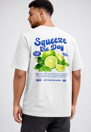 Neverless, HERREN T-SHIRT - SQUEEZE THE DAY - OVERSIZED RELAXED FIT - T-Shirt print - weiß