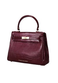 Burgundy faux krokodilleder handväska med en strukturerad form, topphandtag och guldhardware. Har en framficka och varumärkeslogotyp.