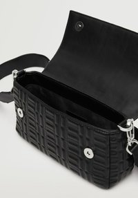 Bolso de mano negro con patrón texturizado, herrajes plateados y cierre de broche magnético. El interior está forrado en tela negra con un compartimento principal.