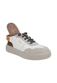 Sneaker sportivo con una combinazione di pelle bianca e camoscio beige. Presenta una suola in gomma chunky, lacci grigi e un tassello sul tallone di colore giallo.