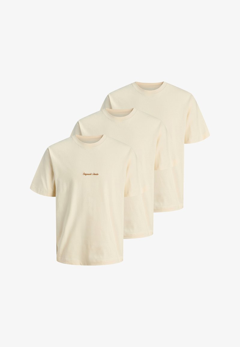 Drei beigefarbene T-Shirts mit kurzen Ärmeln und Rundhalsausschnitt, eines mit kleinem braunem "Originals Studio"-Text auf der Brust, nebeneinander dargestellt.