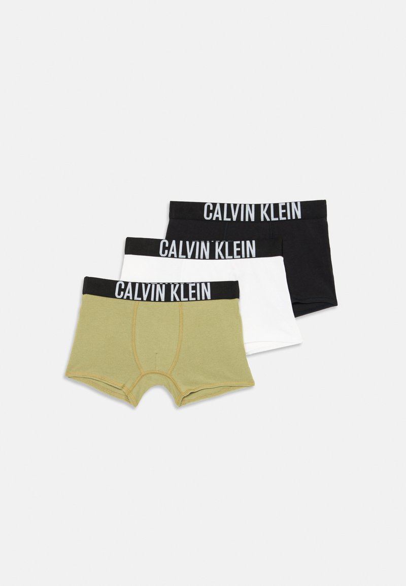 Trih boxerjev Calvin Klein v črni, beli in olivno zeleni barvi, vsak z črnim pasom in belim logotipom.