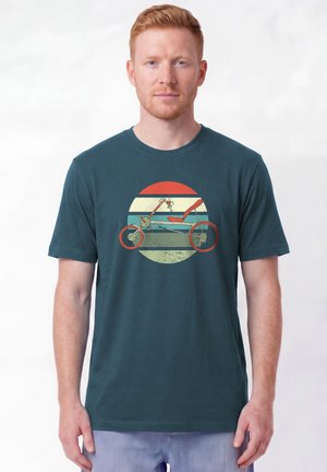 watapparel, RECUMBENT BIKE UNISEX - Print T-shirt - stargazer